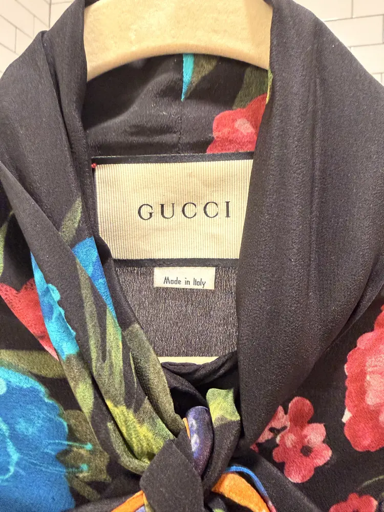 เสื้อเบลาส์ผ้าซาตินลายดอกไม้จากกุชชี่